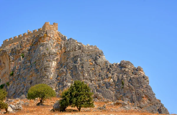 Kayanın üstüne Ortaçağ surlarının — Stok fotoğraf