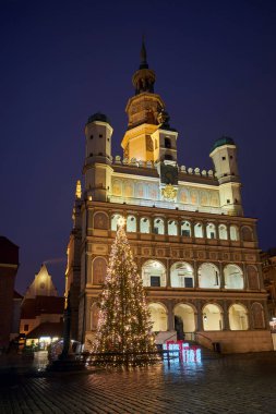 Poznan, Polonya 'daki belediye binasının önündeki Noel süslemeleri
