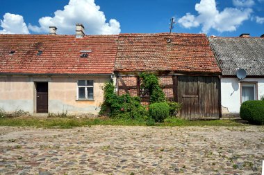 Polonya 'nın Bledzew köyünde ahşap kapılı eski evler.
