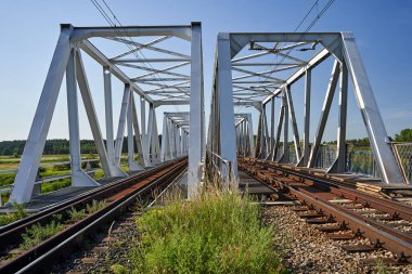 Polonya 'nın Solec köyü yakınlarındaki Warta Nehri üzerindeki demiryolu köprüsü.