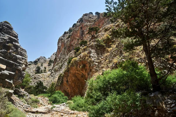 Yunanistan 'ın Girit adasındaki Imbros Boğazı' nın uçurum duvarları arasında yürüyüş patikası