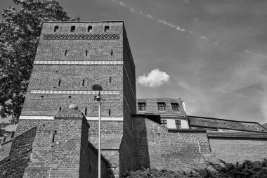 Polonya 'nın Torun şehrinde eğimli bir kulesi olan tarihi ortaçağ savunma duvarları