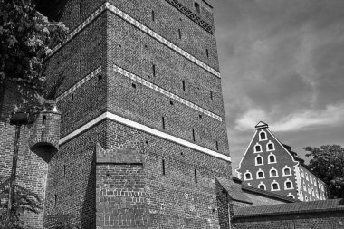 Polonya 'nın Torun şehrinde eğimli bir kulesi olan tarihi ortaçağ savunma duvarları