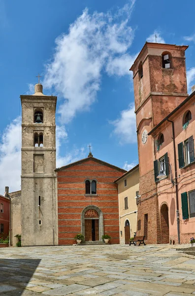 Montiano, Tuscany, İtalya 'da bir meydanda ortaçağ taş binaları