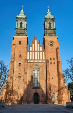 Poznan, Polonya 'daki tarihi Gotik katedralinin cephesi ve kuleleri