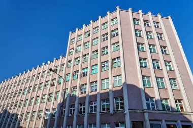 Poznan, Polonya 'da modernist bir ofis ve konut binasının ön cephesi