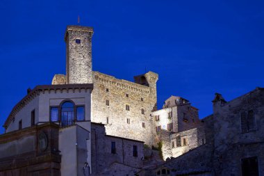 İtalya, Bolsena 'da gece kulesi olan bir ortaçağ şatosunun taş duvarları