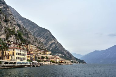 İtalya 'nın Garda Gölü kıyısındaki Limone Sul Garda' nın Rocky Dağı ve tarihi binaları