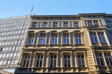 Polonya 'nın Poznan kentinde tarihi bir apartman ve modern bir ofis binası cephesi