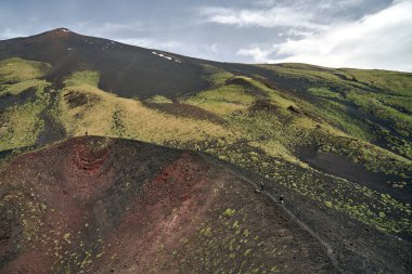 İtalya 'nın Sicilya adasındaki Etna Dağı' nın eteğindeki turistler