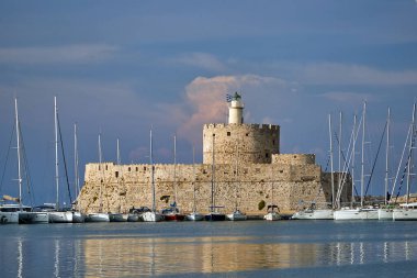 Yunanistan 'ın Rodos kentindeki St. Michael limanındaki ortaçağ kalesine demirlemiş yatlar