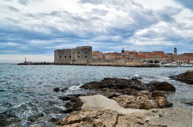 Ortaçağ savunma duvarları ve Hırvatistan 'ın Dubrovnik limanı
