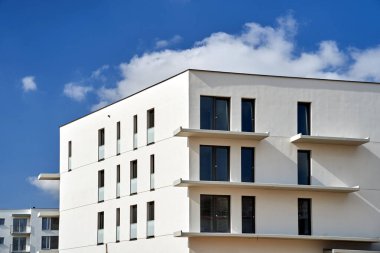 Polonya 'da inşaat halindeki balkonlu bir ev.