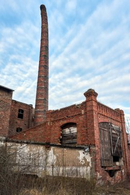 Polonya 'da eğimli tuğla bacalı terk edilmiş bir bira fabrikasının kalıntıları.