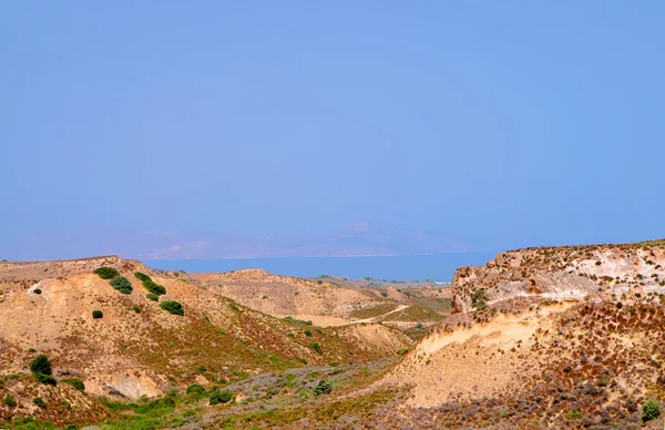La colina rocosa sobre el mar — Foto de Stock