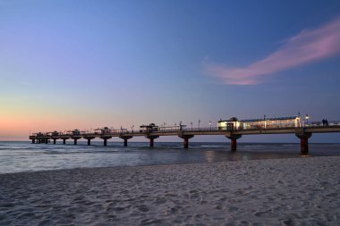 Baltık Denizi 'nde beton iskele Akşamleyin Polonya' nın Miedzyzdroje kentinde