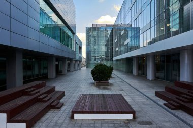 Poznan, Polonya 'da gökyüzü yansımalı modern binaların cam cepheleri