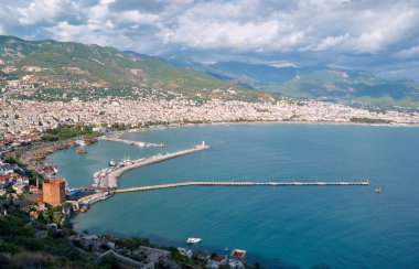 Liman ve şehir görünümünü