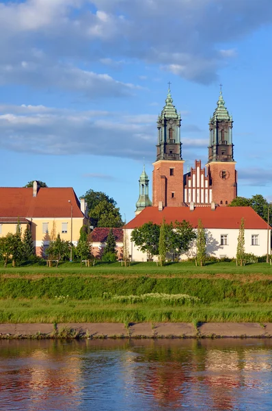 Floden Warta och kyrka — Stockfoto