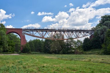 Gökyüzüne, Polonya 'ya karşı yıkılan bir demiryolu viyakanalının metal yapısı