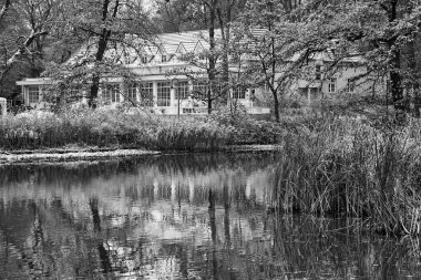 Polonya 'nın başkenti Pond' da Tarihsel Köşk ve Kar Kaplı Ağaçlar ve Çalılar Park 'ta