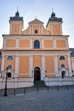 Poznan, Polonya 'daki bir Barok manastır kilisesinin cephe ve çan kuleleri