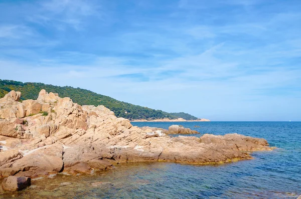 Rocas en la orilla del Mediterráneo — Foto de Stock