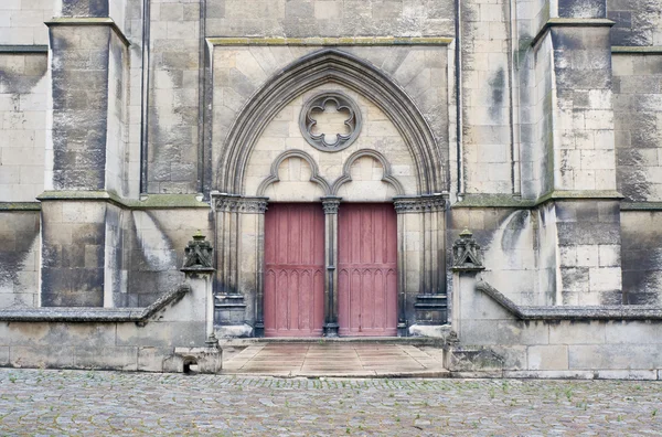 Stone portal and a wooden door to the medieval church — Stock Photo, Image