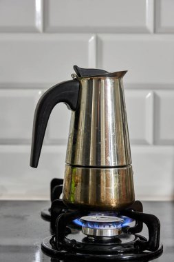 Polonya 'da gaz ocağında kahve makinesinde kahve yapmak.