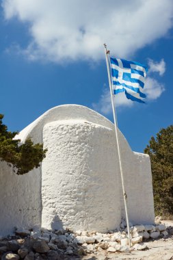Ortodoks kilise ve bir direk Yunan bayrağı ile