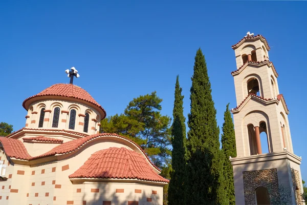 Колокольня и купол православной церкви — стоковое фото
