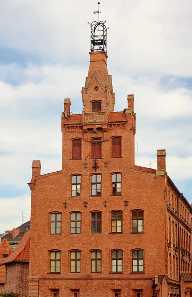 Z czerwonej cegły fasadą budynku — Zdjęcie stockowe
