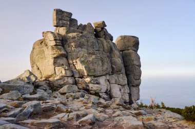 Akşam kayalarda Giant Mountains
