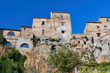 İtalya 'nın Pitigliano kentindeki tufa kayaları üzerine inşa edilmiş tarihi binalar.