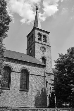 Polonya 'da çan kulesi olan tarihi, neo-gotik köy kilisesi