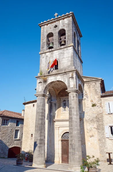 Tour en pierre avec cloches d'une église — Photo