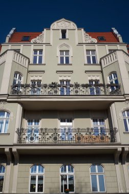 Art Nouveau binasının cephe üstünde pencere eşiği