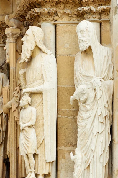 Stenen sculpturen op de gevel van de kathedraal Notre-Dame de Reims — Stockfoto