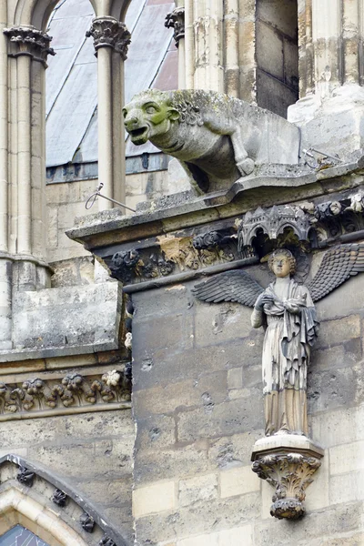 Stone sculptures on the facade of the cathedral Notre-Dame de Reims — Stock Photo, Image