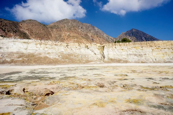 İnsanlar aktif bir yanardağ krater — Stok fotoğraf