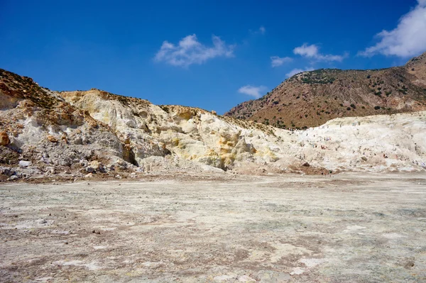 İnsanlar aktif bir yanardağ krater — Stok fotoğraf