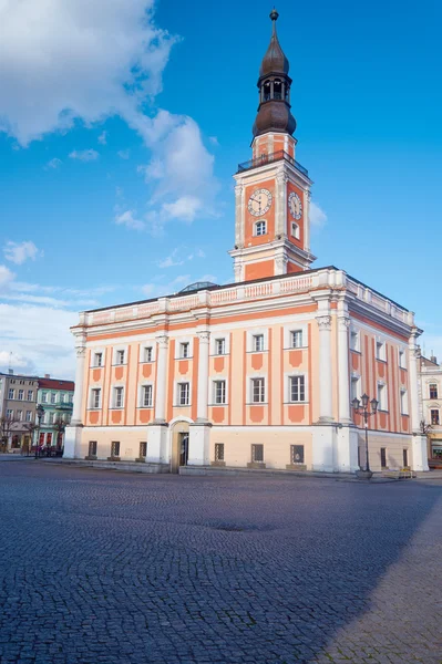 Hôtel de ville baroque avec tour d'horloge sur le marché — Photo