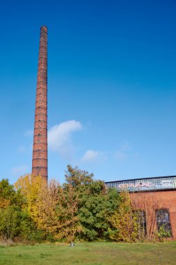 Terk edilmiş bir cezaevi tuğla baca