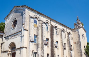 Saat Kulesi ile bina