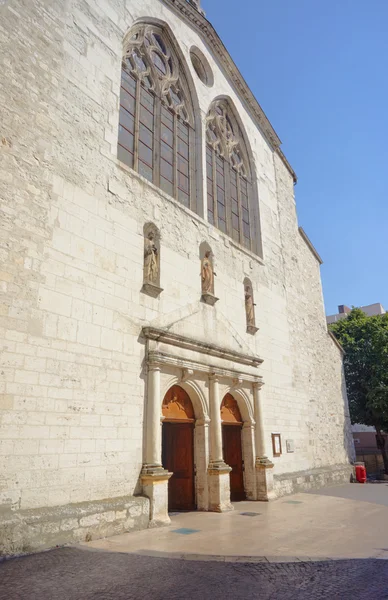 La fachada de piedra de una iglesia medieval — Foto de Stock