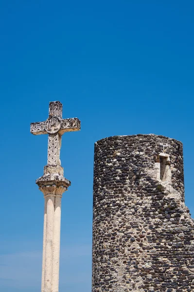 Stone cross and medieval tower in Saint-Vincent-de-Barres — Stock Photo, Image