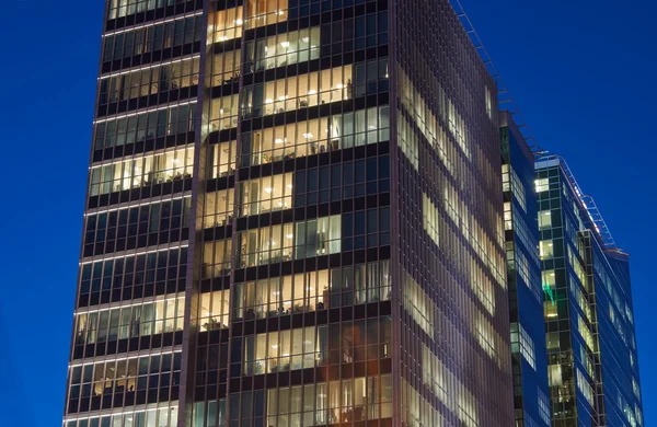 Vista nocturna del moderno edificio de oficinas — Foto de Stock