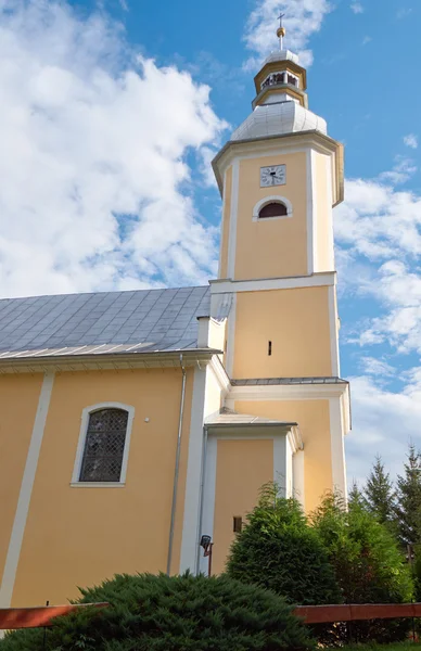 La torre de la iglesia con un reloj — Foto de Stock