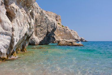 Akdeniz kıyısında kayalık uçurum