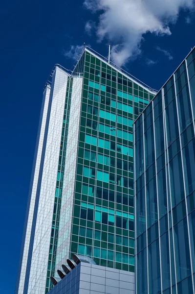 现代化的摩天大楼，蓝色的天空 — 图库照片